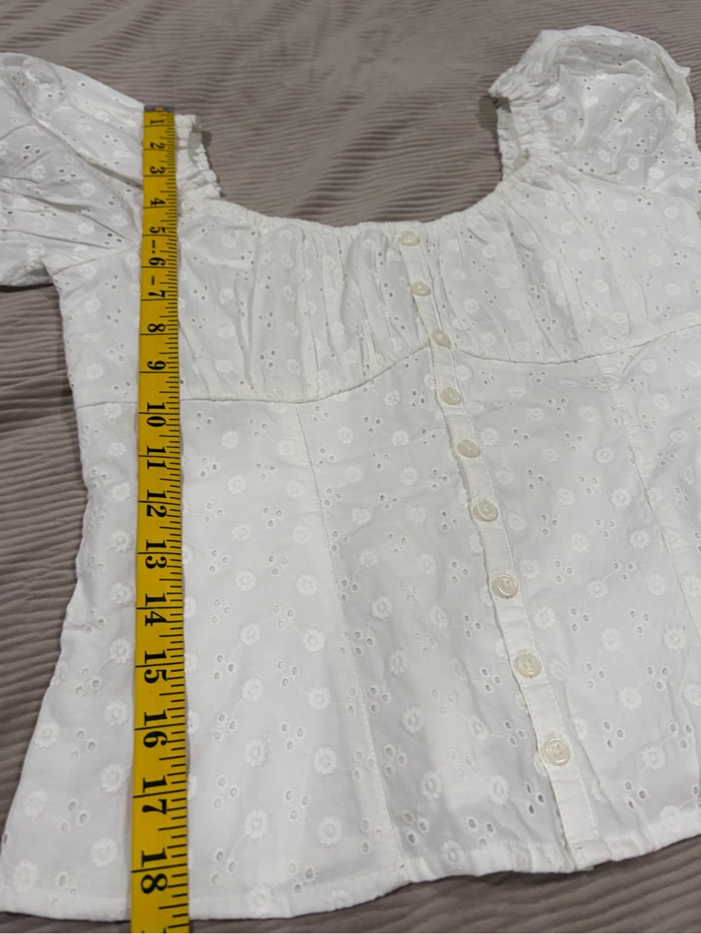 Hollister White Eyelet Puff Sleeve Button-Front Top/ Size Medium - Picture 3 of 5